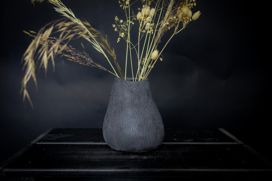Vase - Grès noir avec parois texturées et nervurées