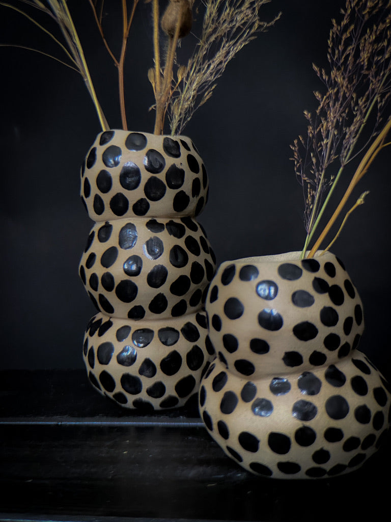 Vase boule - Argile blanche à points noirs