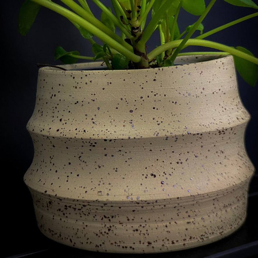 Plantpot holder - Yellow spotted clay with geometric walls