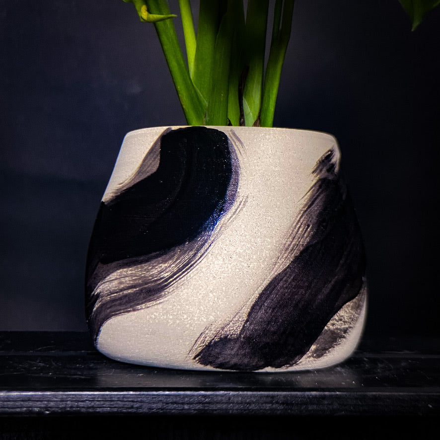 Plantpot holder - White clay with black decoration
