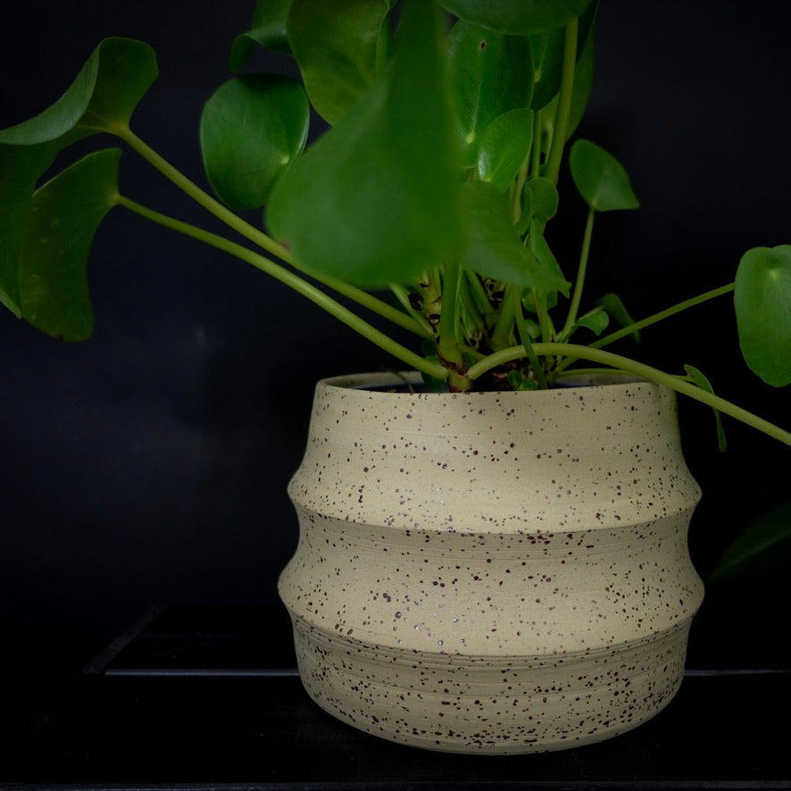 Plantpot holder - Yellow spotted clay with geometric walls