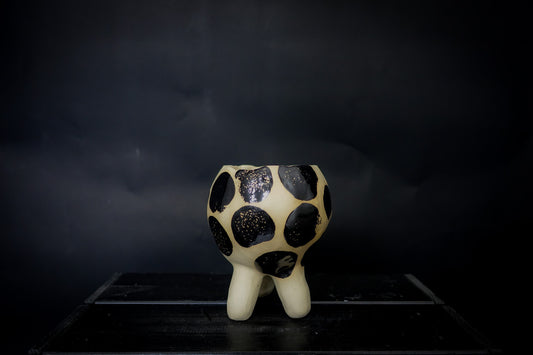 Plantpot holder with three legs - White clay with big shiny black dots