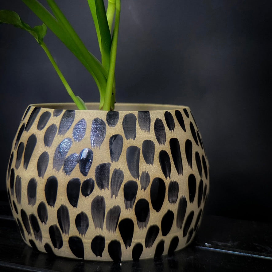 Plantpot holder - White cream clay with black decoration