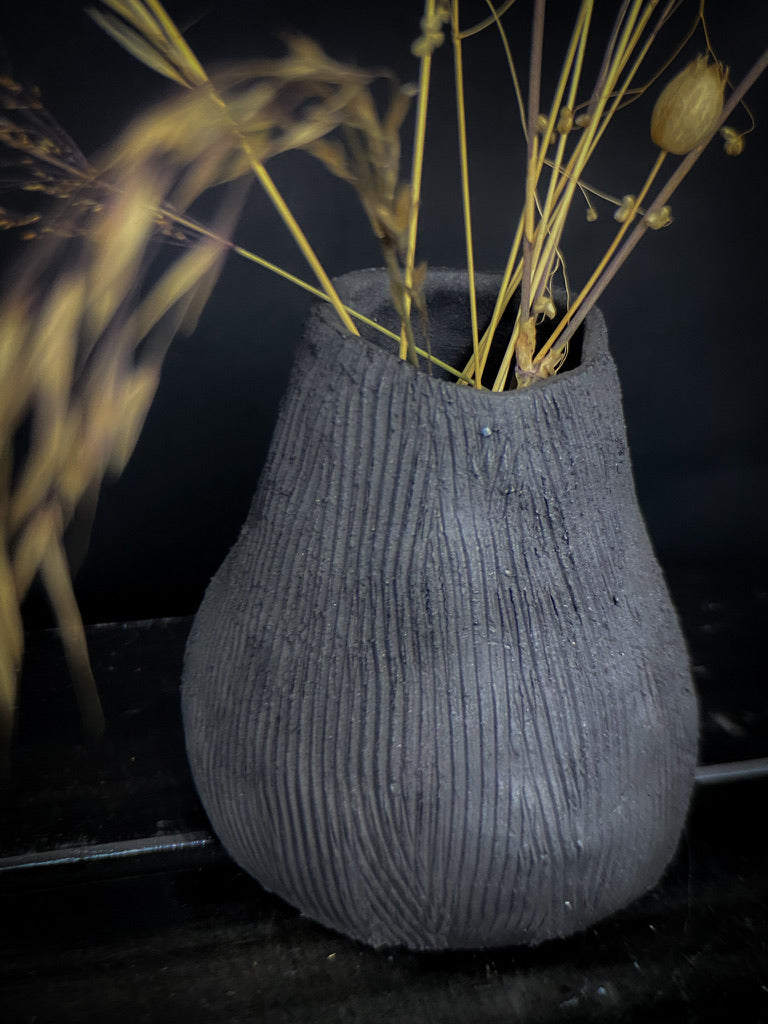 Vase - Grès noir avec parois texturées et nervurées
