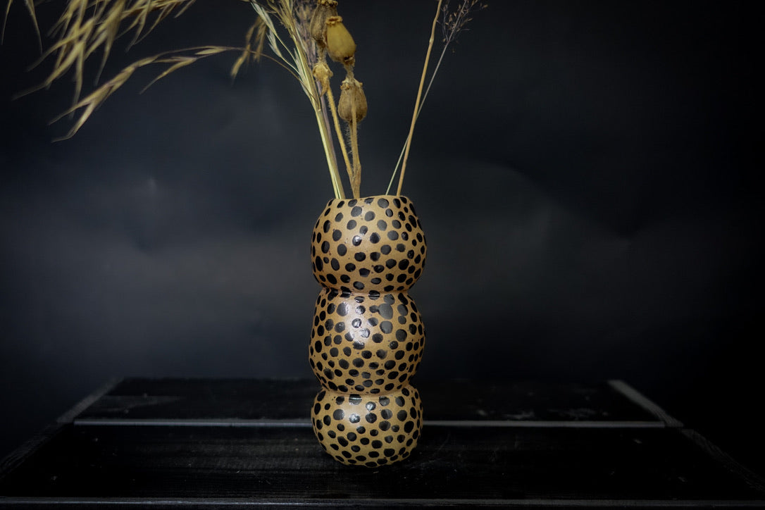 Vase boule - Grès jaune pyritté avec des points noirs