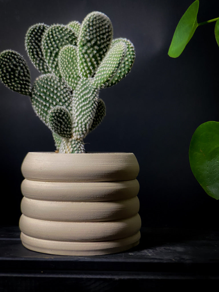 Plantpot holder - White clay with geometric rounded walls