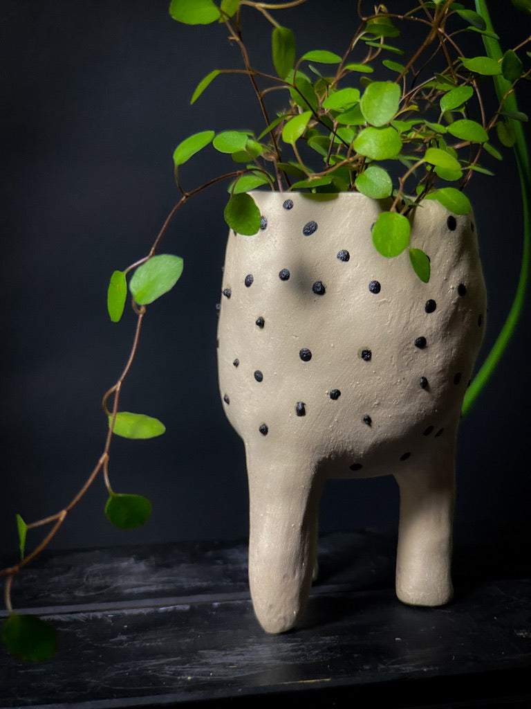 Plantpot holder with three legs - White clay with shiny black dots