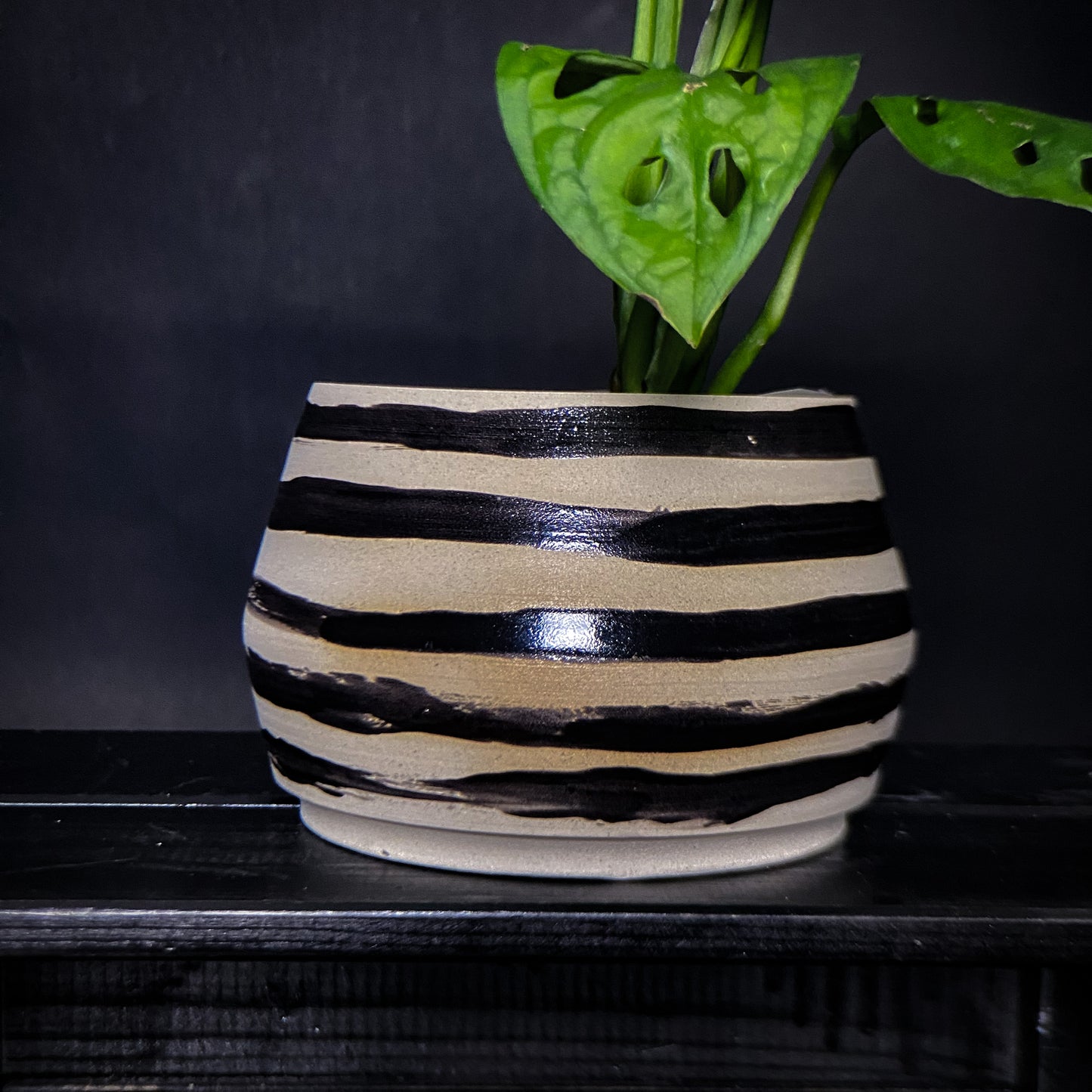Planpot holder - White clay decorated with black shiny lines