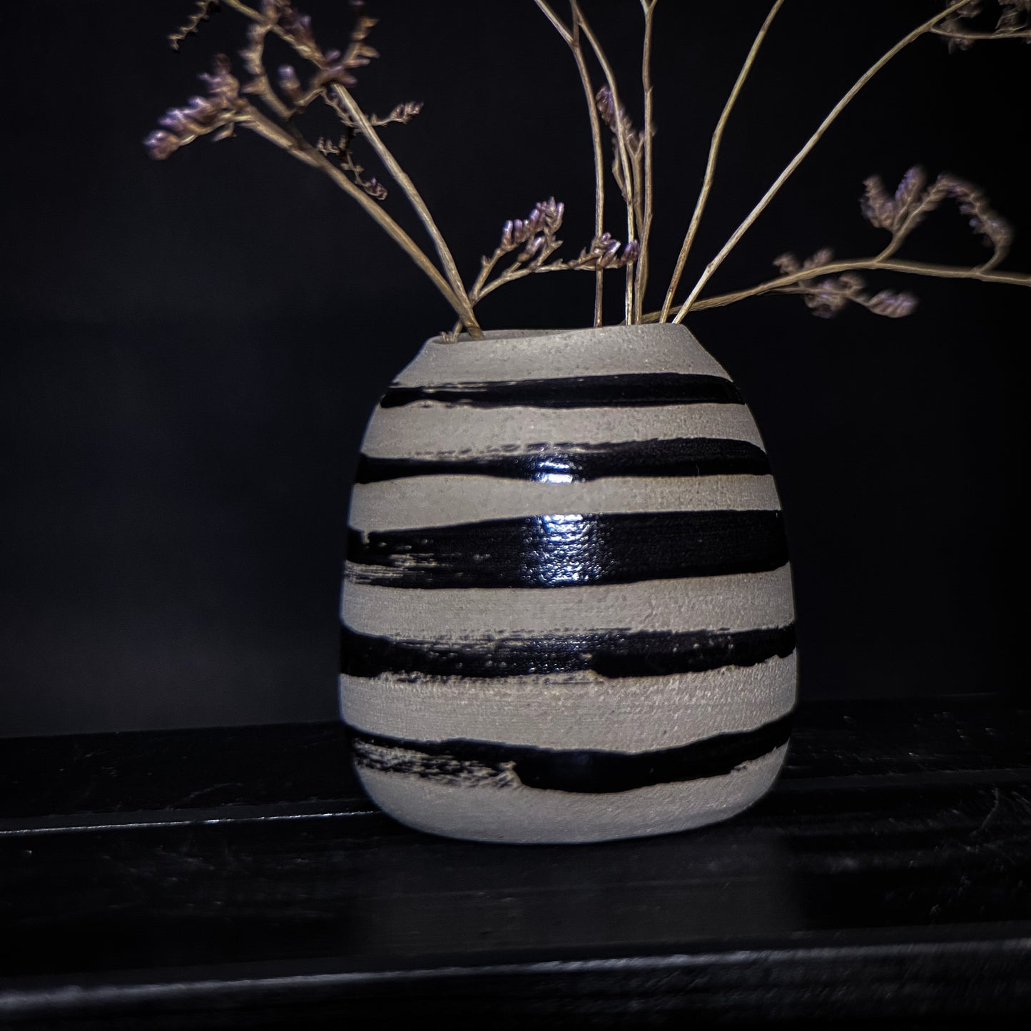 Vase - Black shiny lines