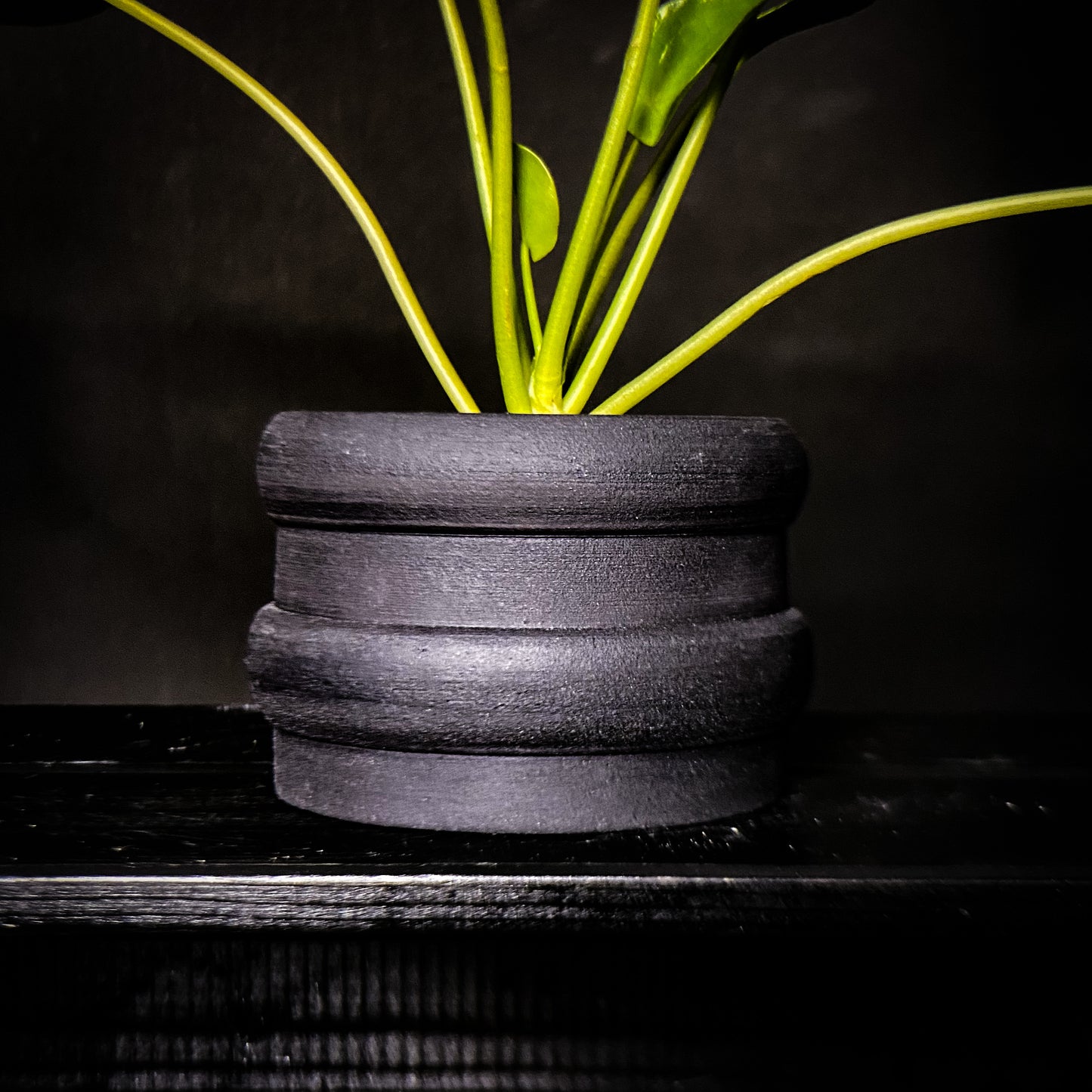 Plantpot holder - Black clay