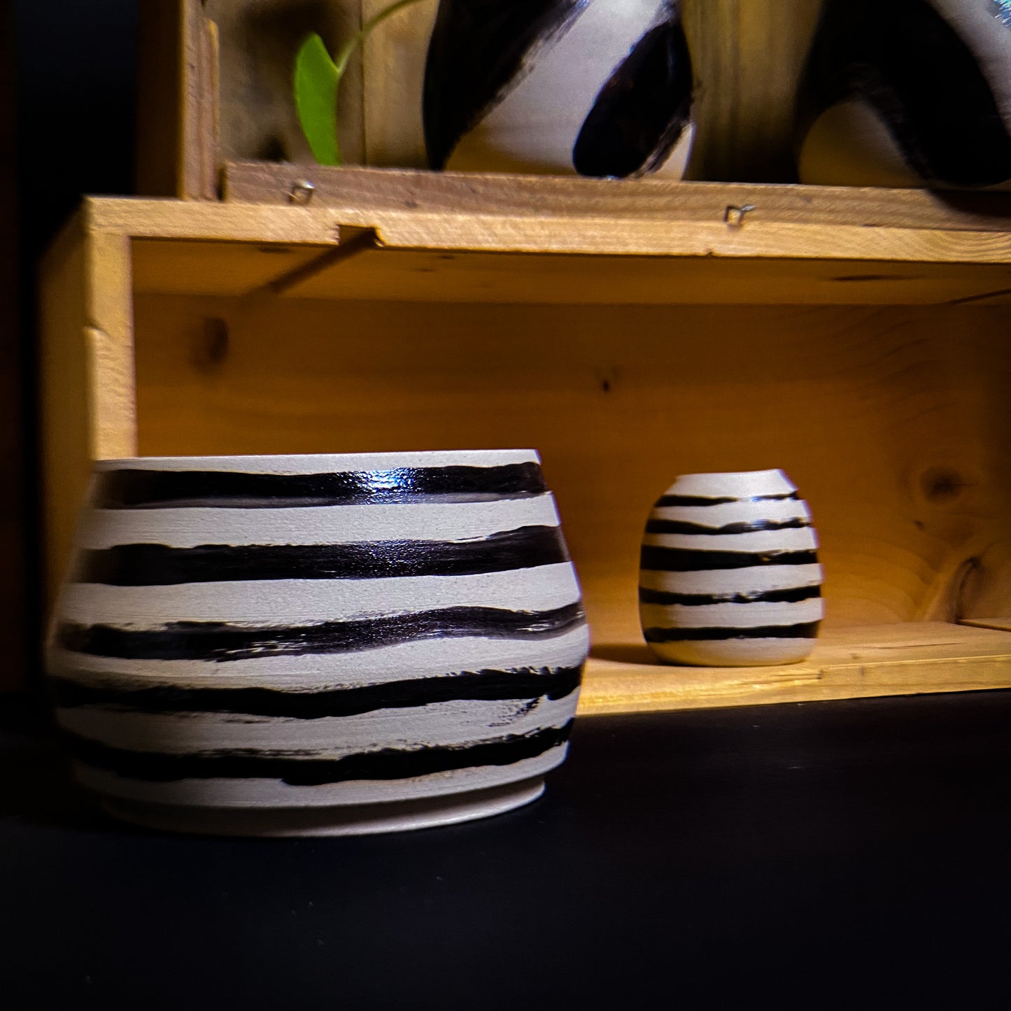 Porte-planpot - Argile blanche décorée de lignes brillantes noires